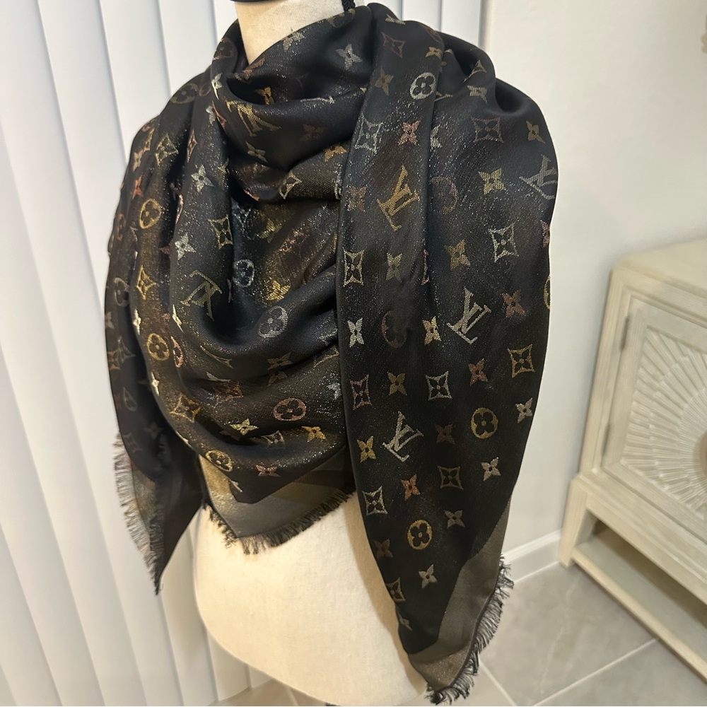 New LOUIS VUITTON LTDE So Shine Monogram Shawl - Picture 6 of 9
